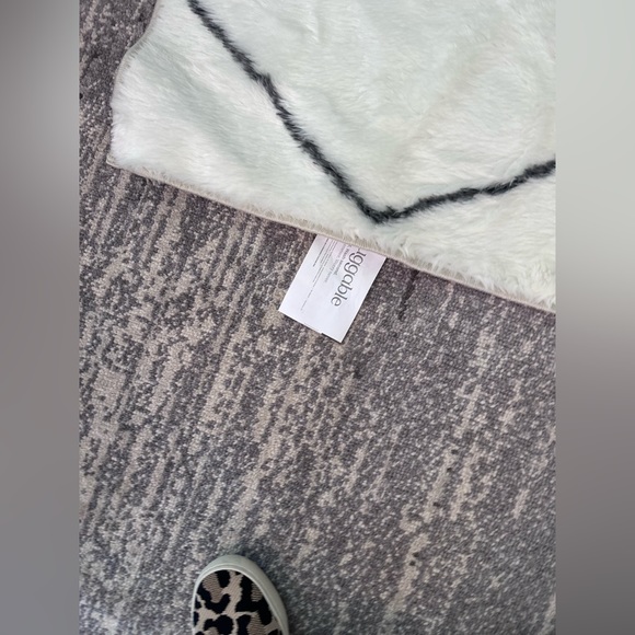 Ruggable Moroccan Zigzag Plush Black and white chevron plush 3x5 mat and cover - Picture 3 of 7